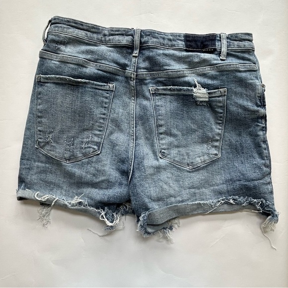 RISEN Jeans Distressed Denim Shorts Women’s 3XL Raw Hem High Rise Blue - Picture 2 of 6